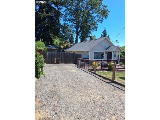 1055 COLUMBIA Ave, Gladstone, OR 97027