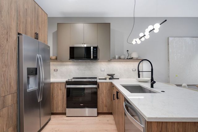 6633 N Milwaukee Avenue 429, Niles, IL 60714
