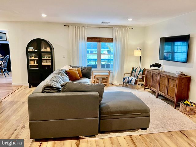 242 OUTBOARD AVE, Manahawkin, NJ 08050