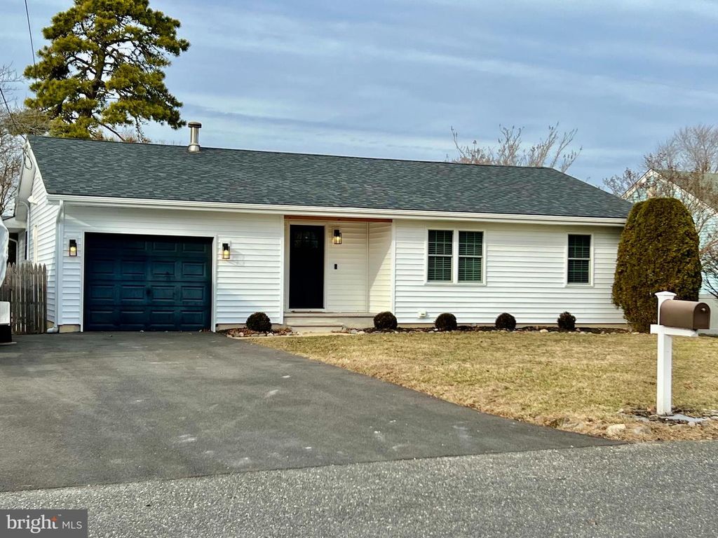242 OUTBOARD AVE, Manahawkin, NJ 08050