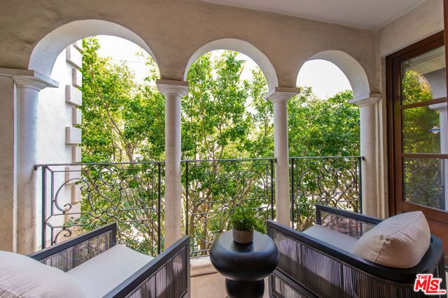 9249 Burton Way 305, Beverly Hills, CA 90210