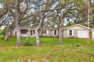 1521 S Mathis St, Rockport, TX 78382