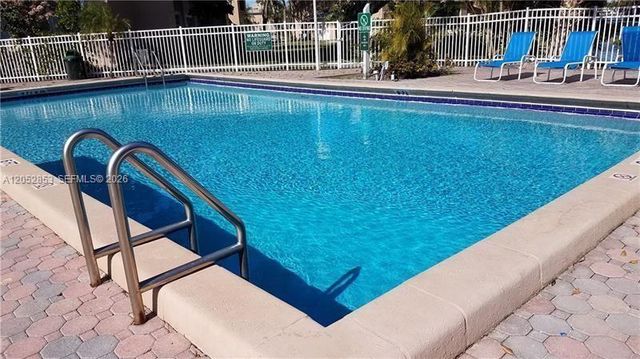 2421 NW 96th Terrace 20J, Pembroke Pines, FL 33024