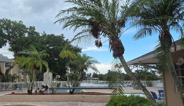 2421 NW 96th Terrace 20J, Pembroke Pines, FL 33024