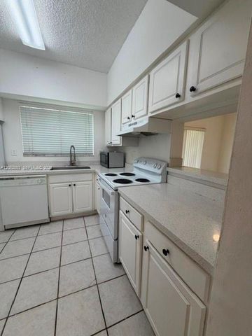 2421 NW 96th Terrace 20J, Pembroke Pines, FL 33024