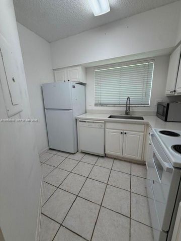2421 NW 96th Terrace 20J, Pembroke Pines, FL 33024
