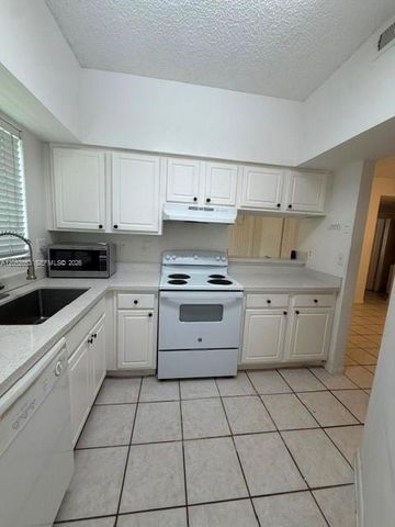 2421 NW 96th Terrace 20J, Pembroke Pines, FL 33024