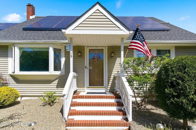 19 Harpoon Street, Beachwood, NJ 08722