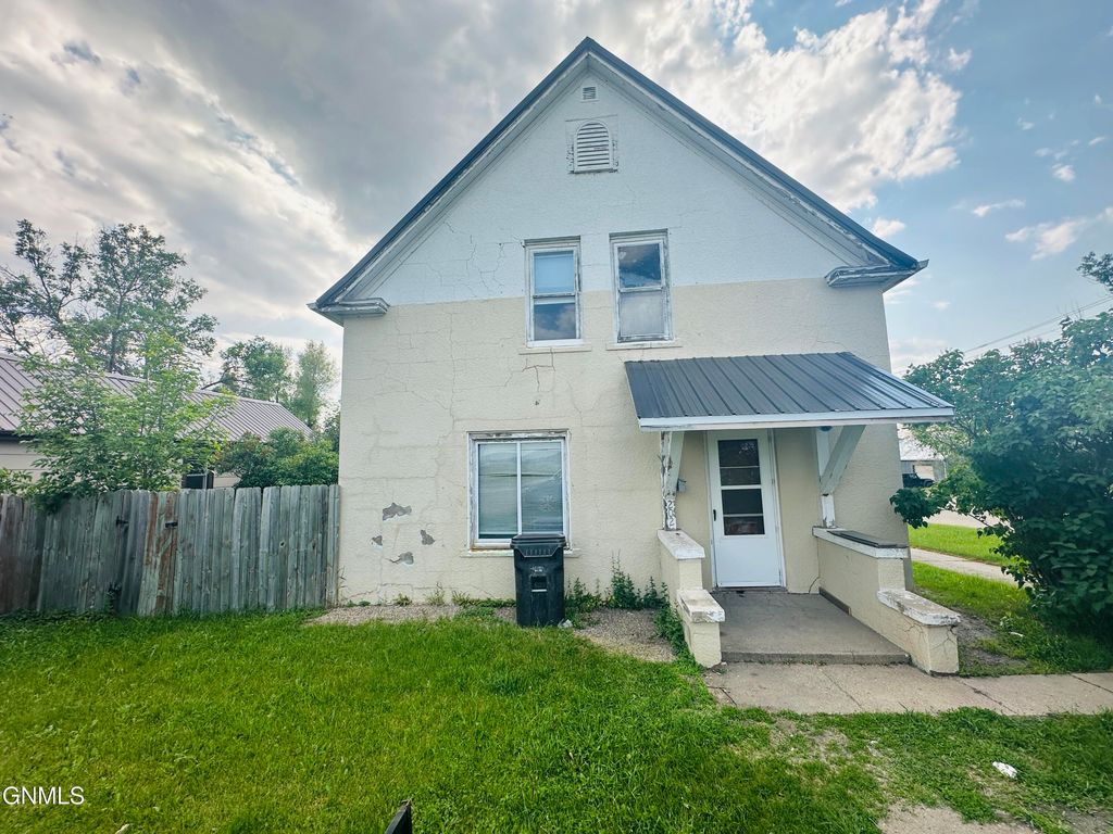 202 8th Avenue SE, Jamestown, ND 58401