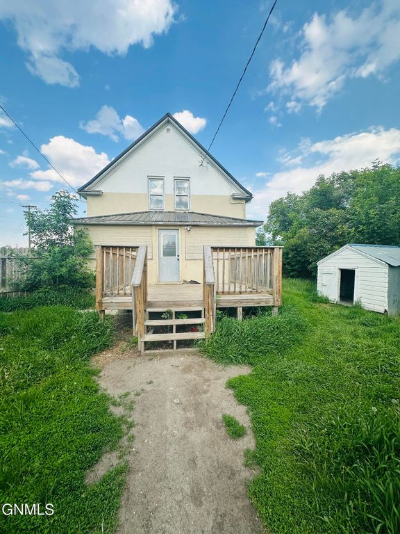 202 8th Avenue SE, Jamestown, ND 58401 photo 2