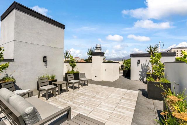 150 S Oak Knoll Avenue 103, Pasadena, CA 91101