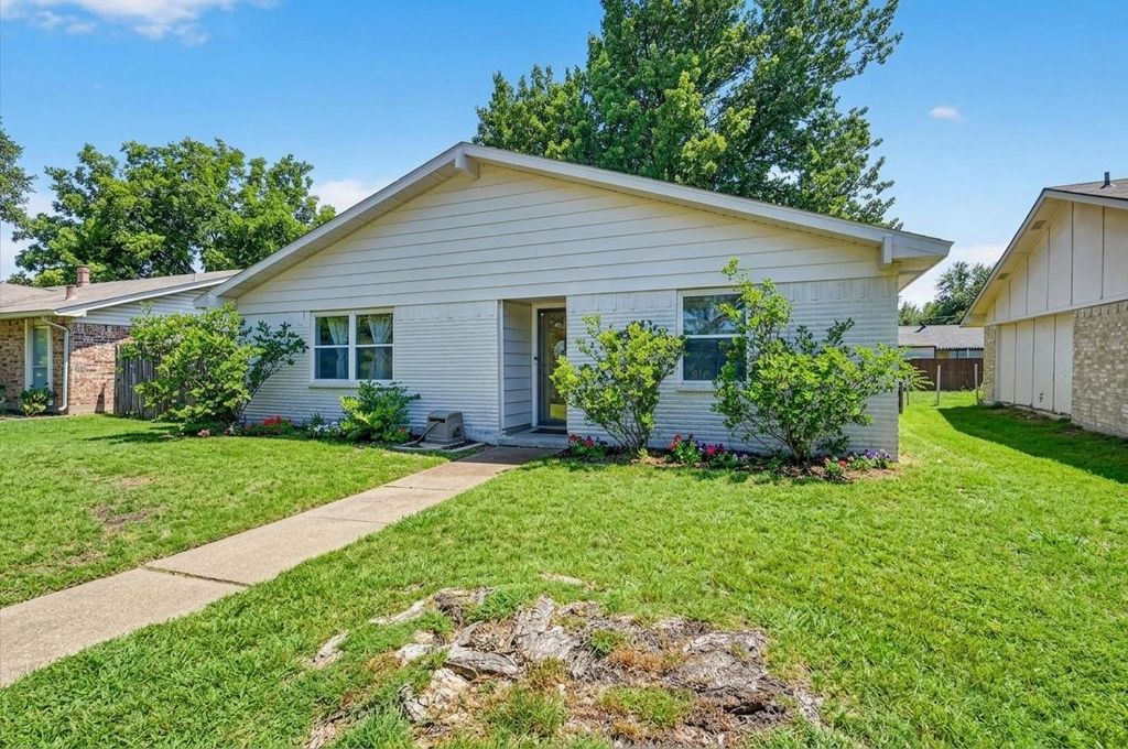 3125 Rainbow Drive, Grand Prairie, TX 75052
