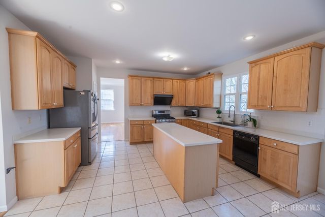 6 Banyan Court, Edison, NJ 08820