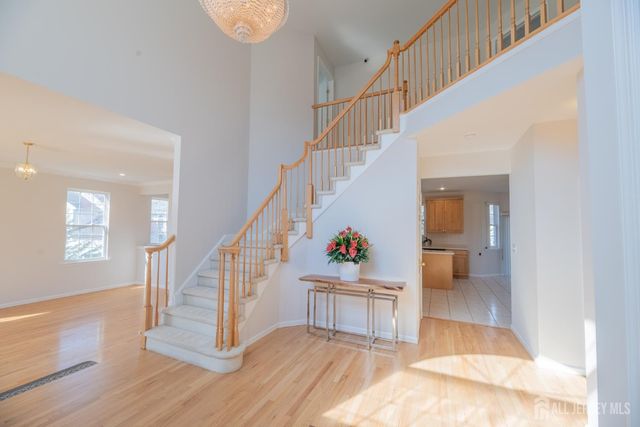 6 Banyan Court, Edison, NJ 08820