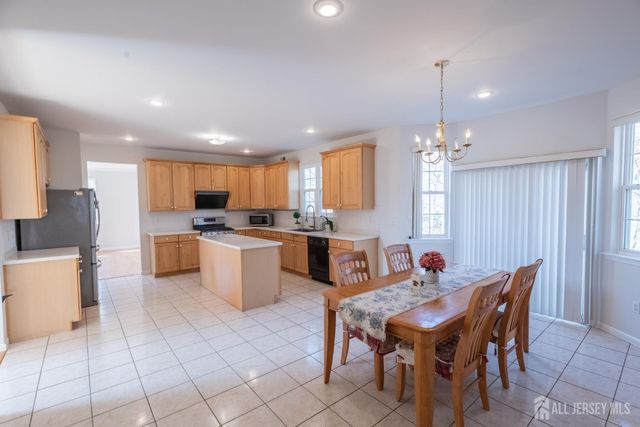 6 Banyan Court, Edison, NJ 08820