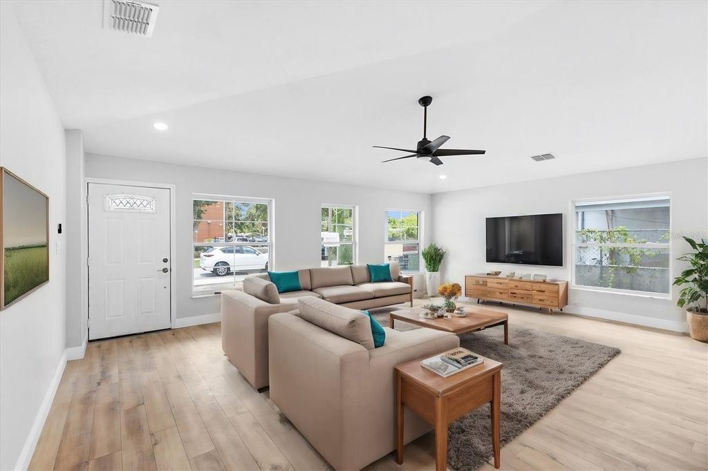 Image 4 of property listing at 2014 E WOOD STREET, Tampa, FL 33604