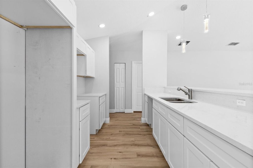 Image 5 of property listing at 2014 E WOOD STREET, Tampa, FL 33604