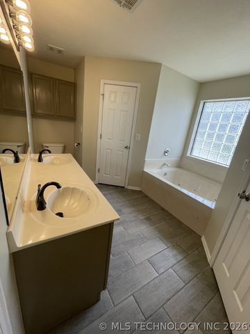 208 S Poplar Avenue, Broken Arrow, OK 74012