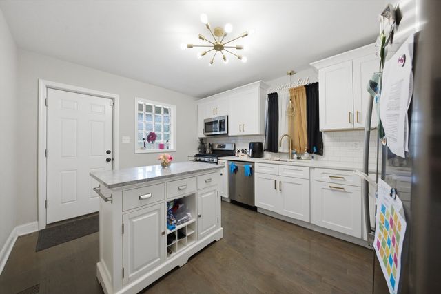 8559 S Phillips Avenue, Chicago, IL 60617