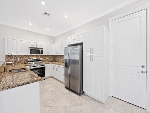 3434 NE 13th Avenue, Oakland Park, FL 33334