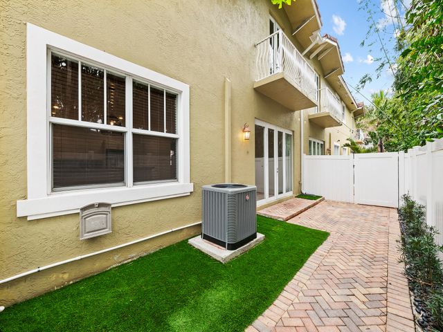 3434 NE 13th Avenue, Oakland Park, FL 33334