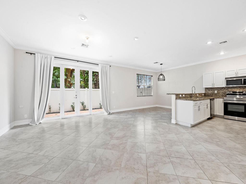 3434 NE 13th Avenue, Oakland Park, FL 33334