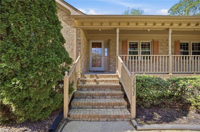 1233 Worthington LN, Virginia Beach, VA 23464