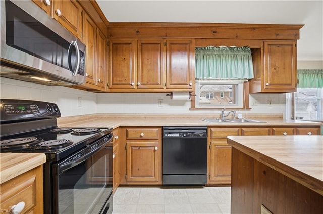 1233 Worthington LN, Virginia Beach, VA 23464