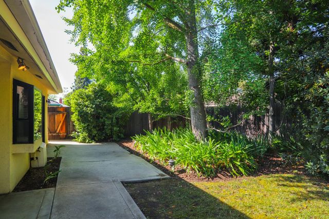 7561 N Hayston Avenue, Fresno, CA 93720