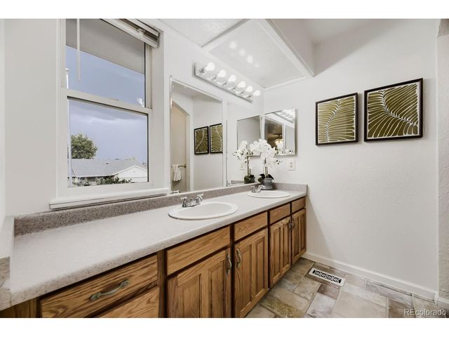 554 S Kittredge Way, Aurora, CO 80017