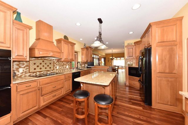 11011 W Meadowcreek DRIVE, Milwaukee, WI 53224