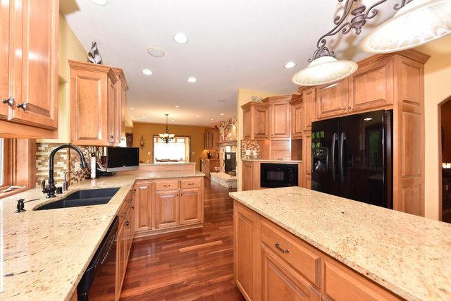 11011 W Meadowcreek DRIVE, Milwaukee, WI 53224
