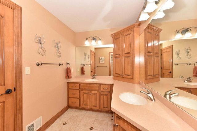 11011 W Meadowcreek DRIVE, Milwaukee, WI 53224