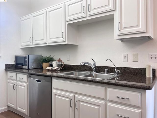 187 Shoreline Ct, Richmond, CA 94804