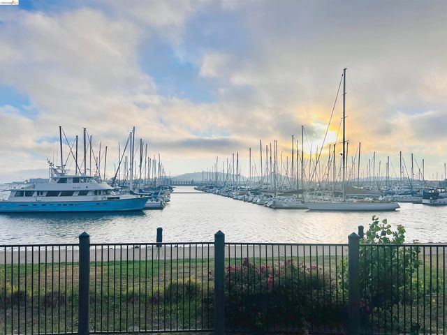 187 Shoreline Ct, Richmond, CA 94804