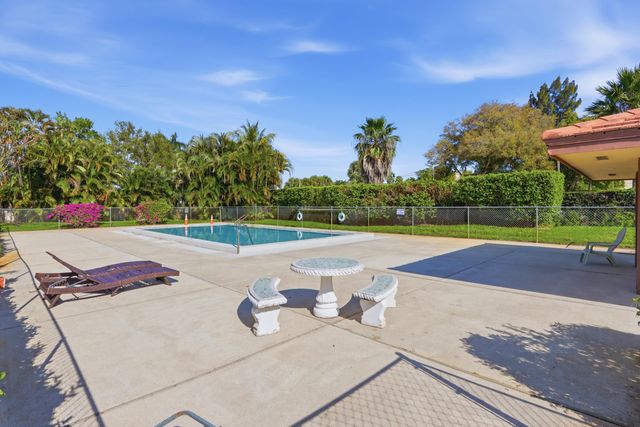 9 Atrium Circle C, Atlantis, FL 33462