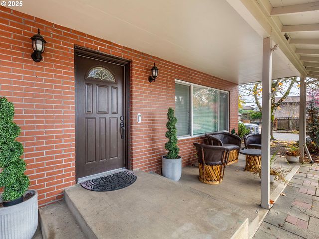 2810 Se CAMWAL Dr, Hillsboro, OR 97123