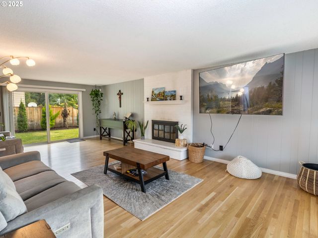 2810 Se CAMWAL Dr, Hillsboro, OR 97123