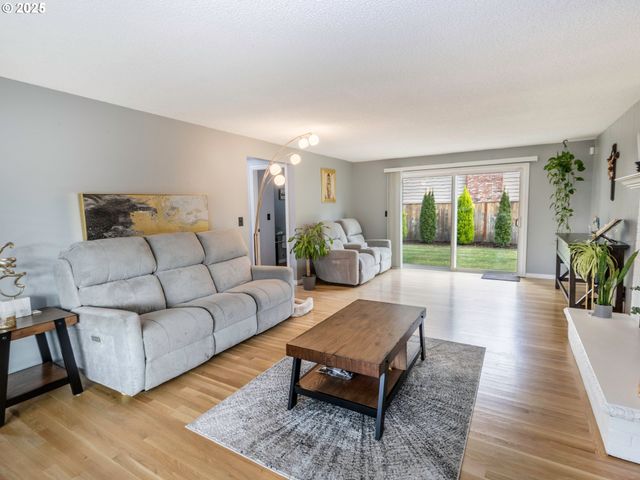 2810 Se CAMWAL Dr, Hillsboro, OR 97123