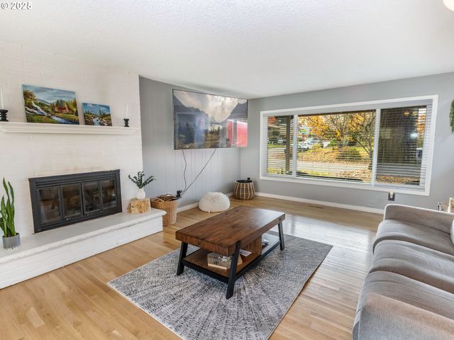 2810 Se CAMWAL Dr, Hillsboro, OR 97123