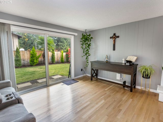 2810 Se CAMWAL Dr, Hillsboro, OR 97123