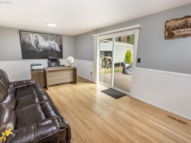 2810 Se CAMWAL Dr, Hillsboro, OR 97123