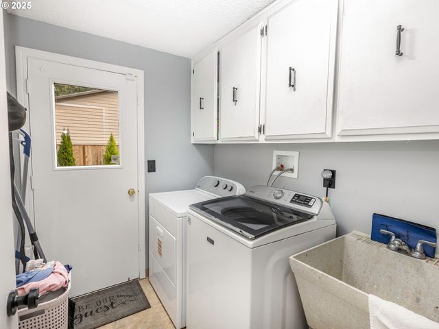 2810 Se CAMWAL Dr, Hillsboro, OR 97123