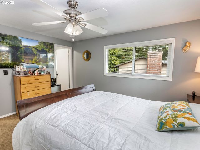 2810 Se CAMWAL Dr, Hillsboro, OR 97123