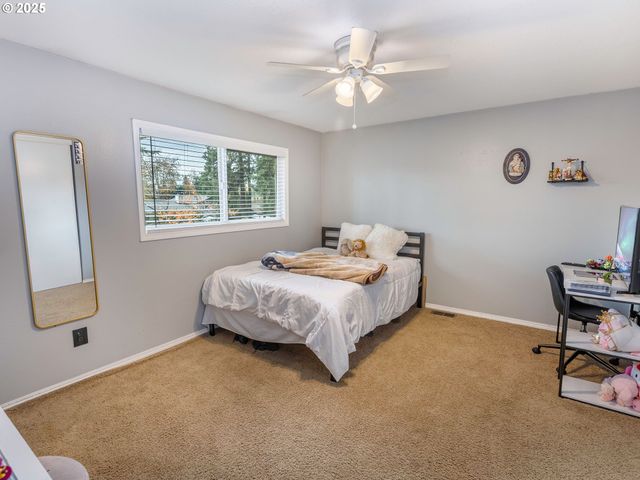 2810 Se CAMWAL Dr, Hillsboro, OR 97123