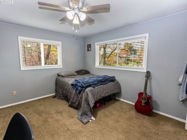 2810 Se CAMWAL Dr, Hillsboro, OR 97123