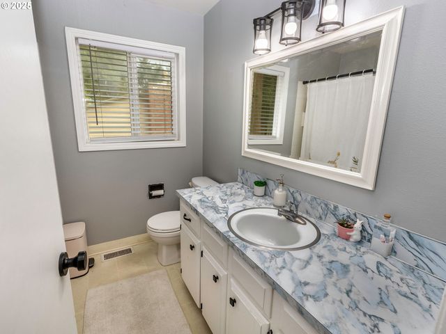 2810 Se CAMWAL Dr, Hillsboro, OR 97123