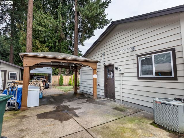 2810 Se CAMWAL Dr, Hillsboro, OR 97123