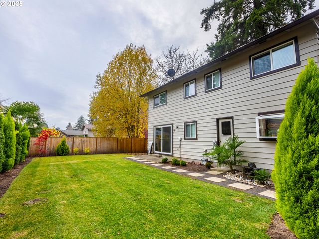 2810 Se CAMWAL Dr, Hillsboro, OR 97123