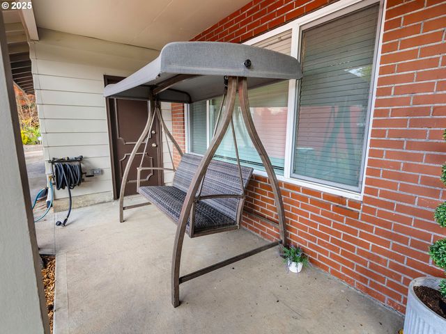 2810 Se CAMWAL Dr, Hillsboro, OR 97123